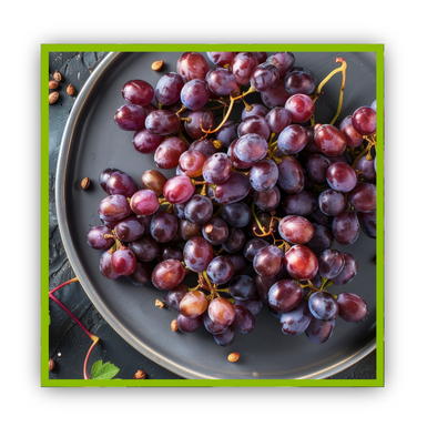 Plateau foncé rempli de raisins noirs.