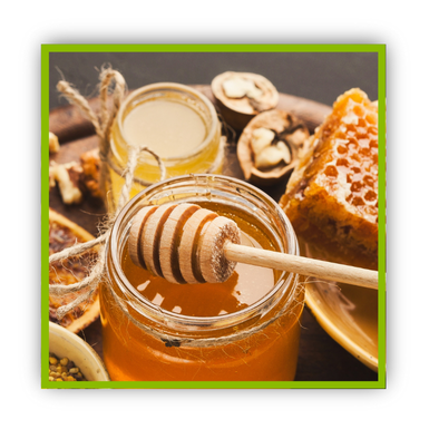 Pot de miel plein avec louche de miel en bois, pollen d'abeille, rayons de miel