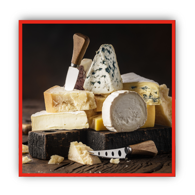 Plateau de fromage foncé avec divers fromages et deux couteaux à fromage