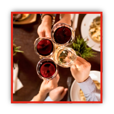 Quatre personnes tiennent un verre de vin, trois d'entre eux sont des verres à vin rouge et un est un verre à vin blanc. La perspective est d'en haut.