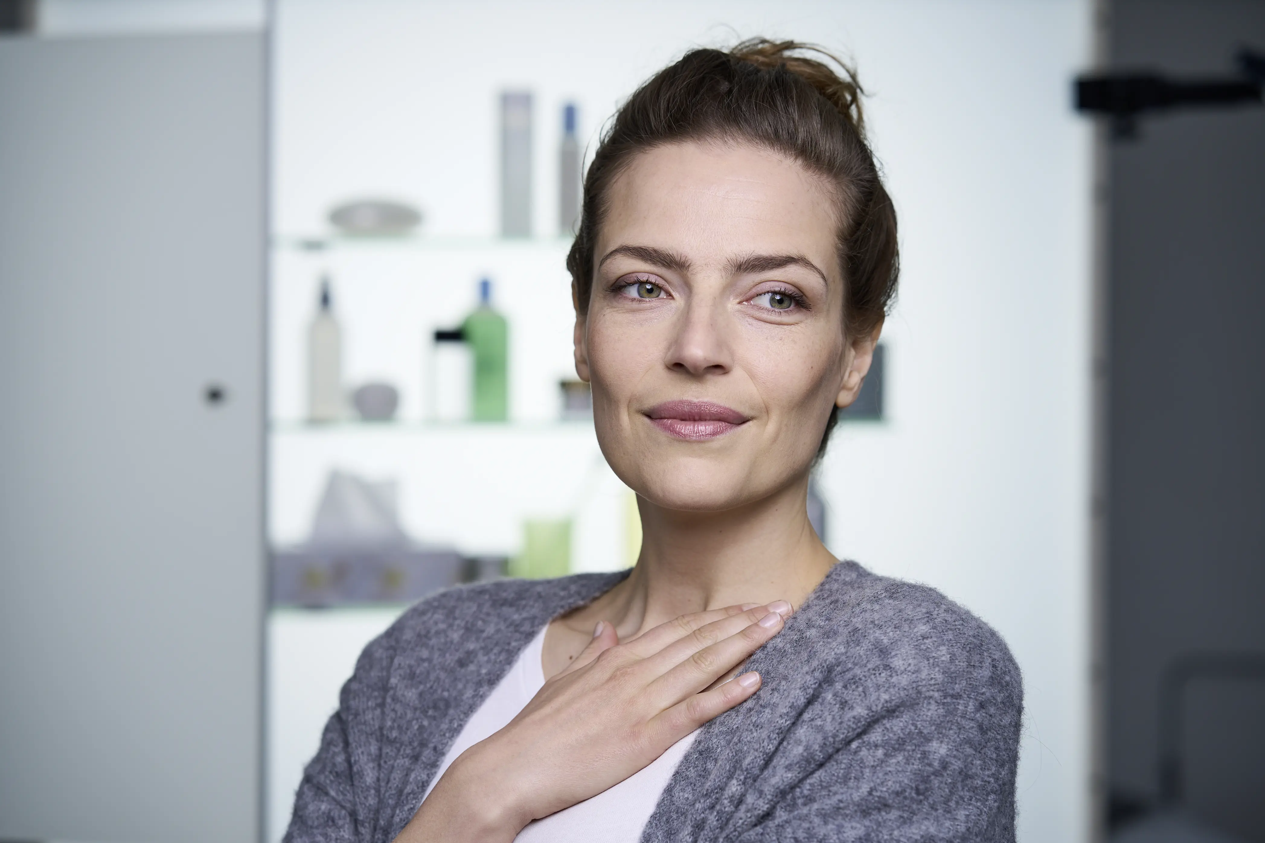 Prijatna-30-godishna-jena-pritiska-bolezneno-garlo-fon-domashna-obstanovka