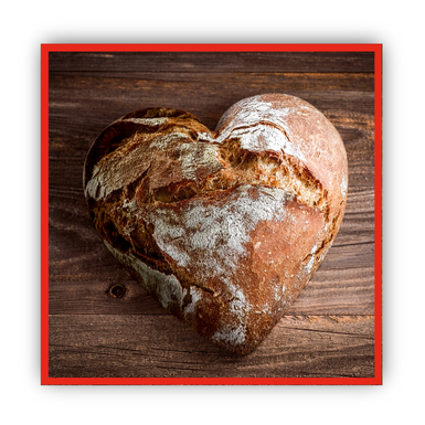 Vu du ciel, on voit un pain croustillant en forme de cœur.